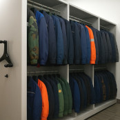 Как организовать хранение спецодежды на предприятии - практические решения и требования