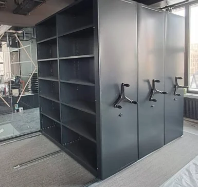 Цветные стеллажи окрашенные под дизайн офиса