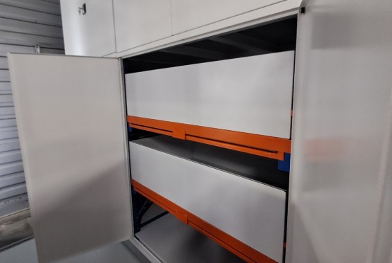 Складские стеллажи с дверями и выдвижными полками