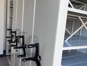 Мобильные стеллажи в помещении библиотеки площадью 11 м²