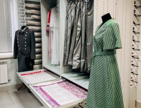 Стеллажи для хранения исторических костюмов в фондах музея