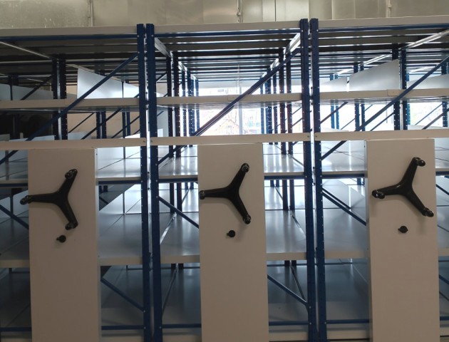 Среднегрузовые передвижные стеллажи