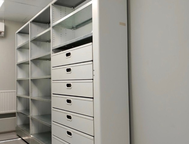 Передвижные стеллажи с ящиками