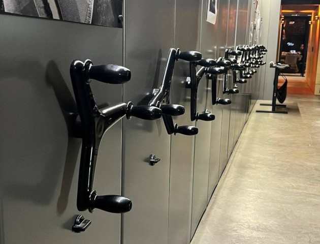 мобильные окрашенные стеллажи