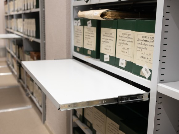 Выдвижная полка для работы с документами