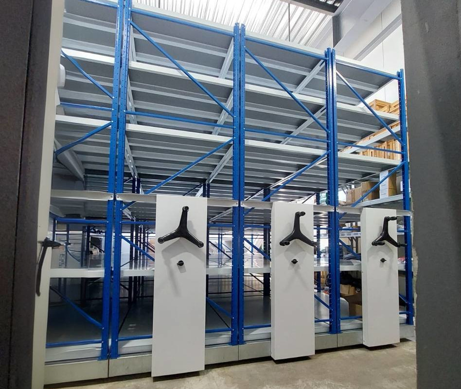 Среднегрузовые стеллажи для склада на рельсах