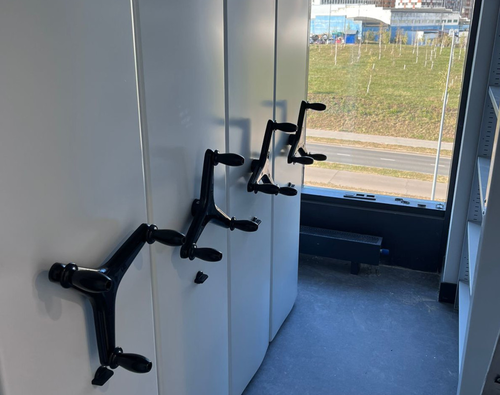 Мобильные стеллажи для библиотеки школы