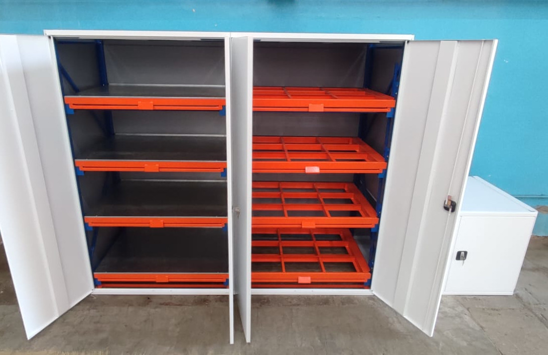 металлические стеллажи с дверями и выдвижными полками