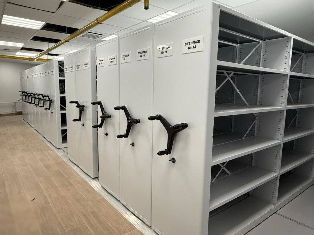 передвижные  стеллажи с механическим приводом